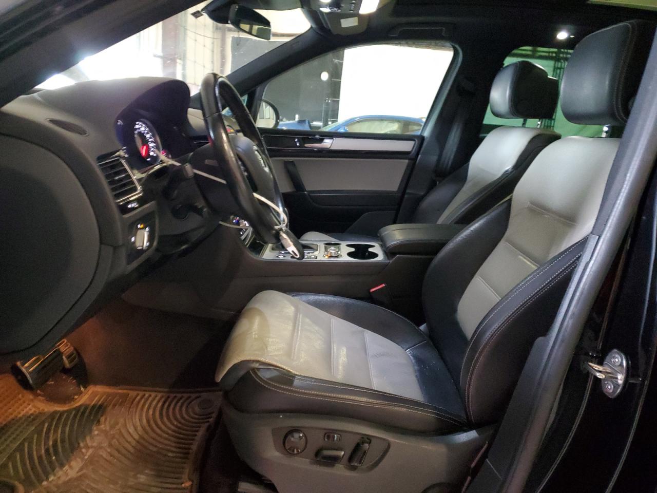 2017 Volkswagen Touareg - Image 7