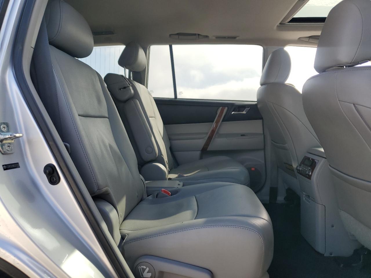 2011 Toyota Highlander - Image 11