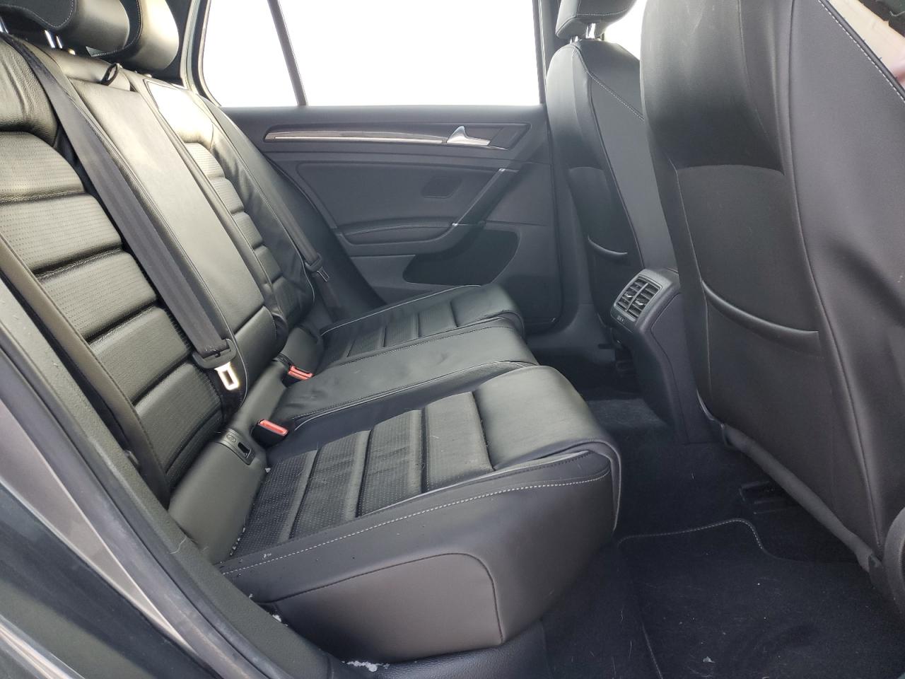 2018 Volkswagen Golf - Image 10