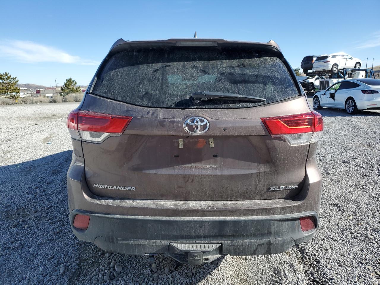 2017 Toyota Highlander - Image 6