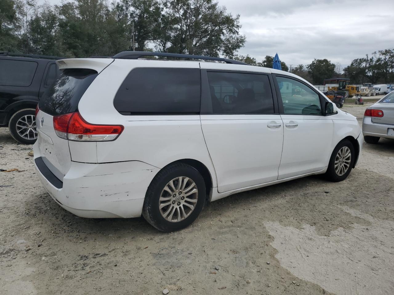 2014 Toyota Sienna - Image 3