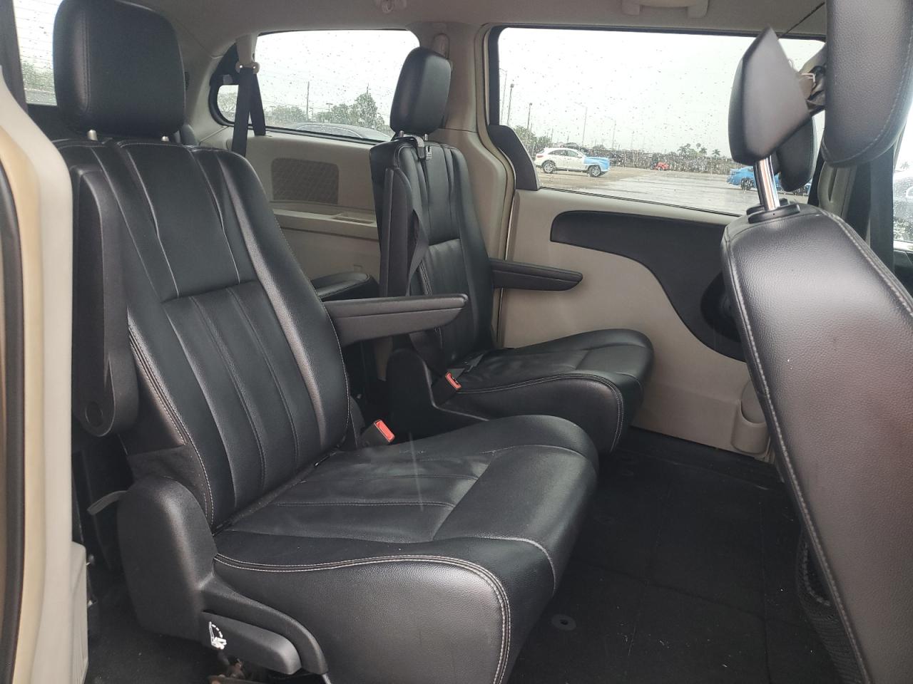 2015 Chrysler Town & Country - Image 11