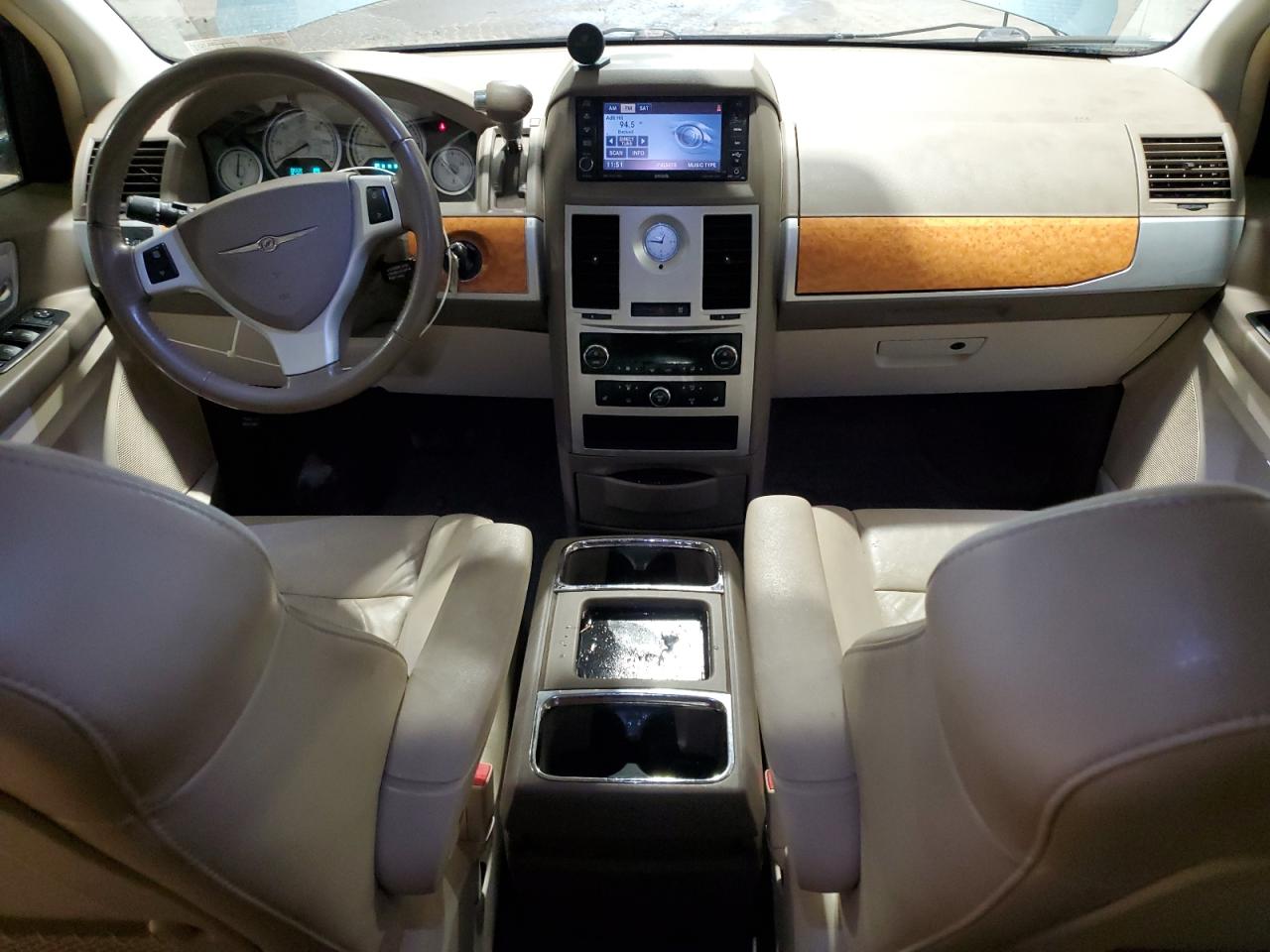 2010 Chrysler Town & Country - Image 8