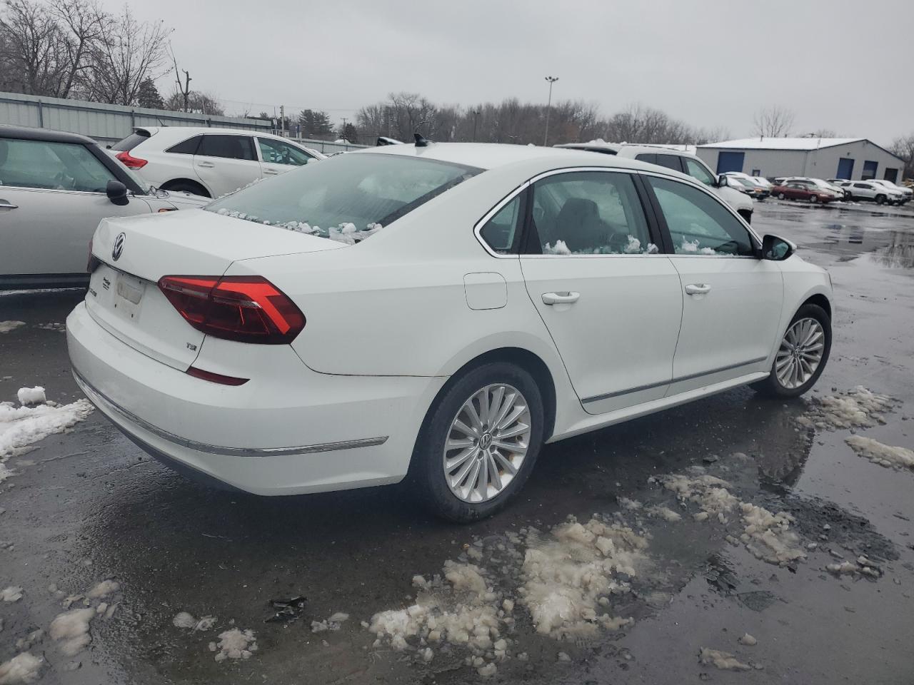 2017 Volkswagen Passat - Image 3
