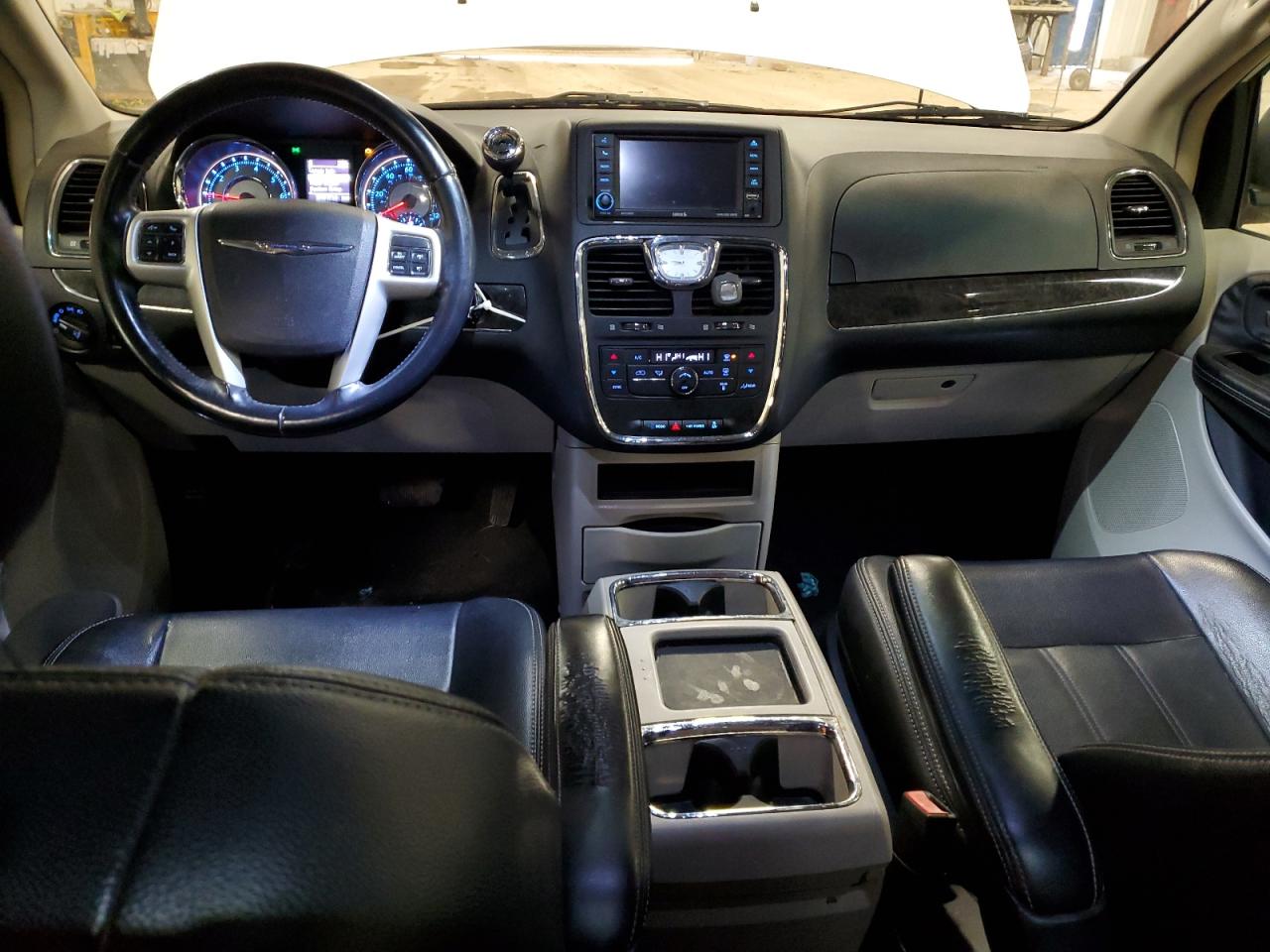 2014 Chrysler Town & Country - Image 8