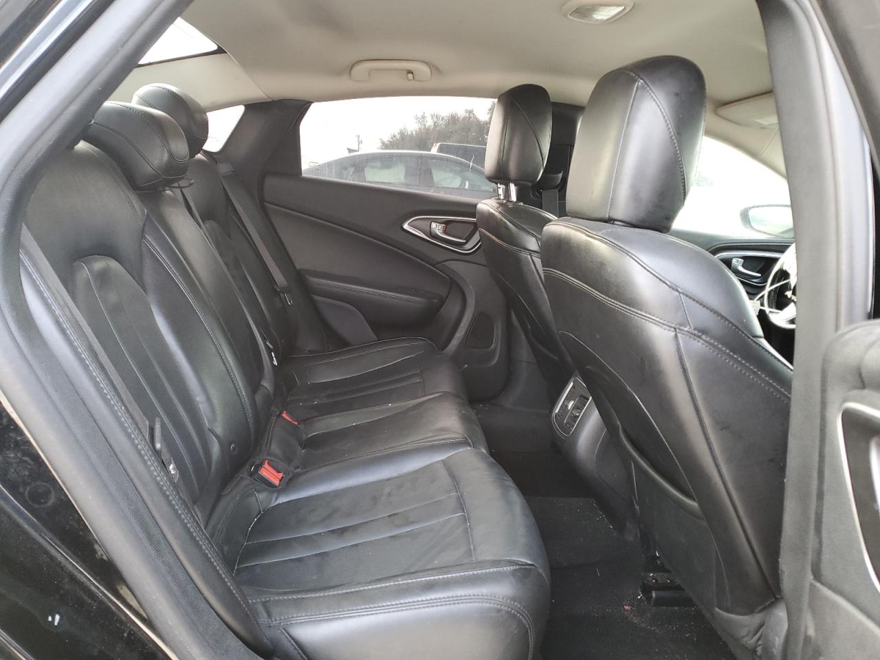 2016 Chrysler 200 - Image 10