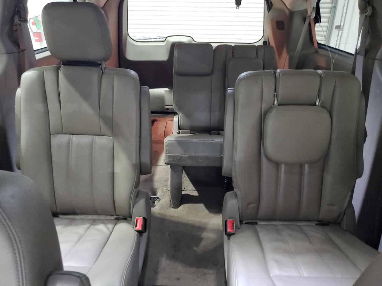 2014 Chrysler Town & Country - Image 10