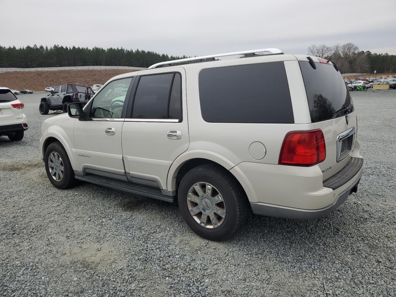 2004 Lincoln Navigator - Image 2