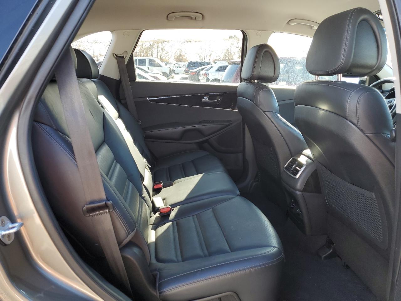 2016 Kia Sorento - Image 11