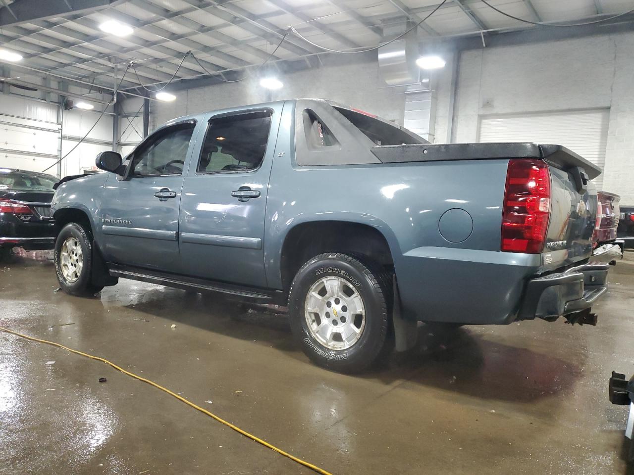 2008 Chevrolet Avalanche - Image 2