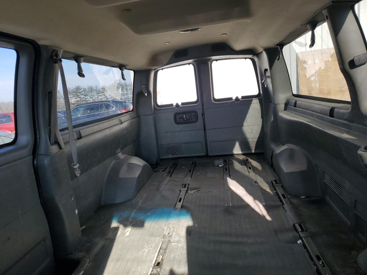 2017 GMC Savana - Image 10