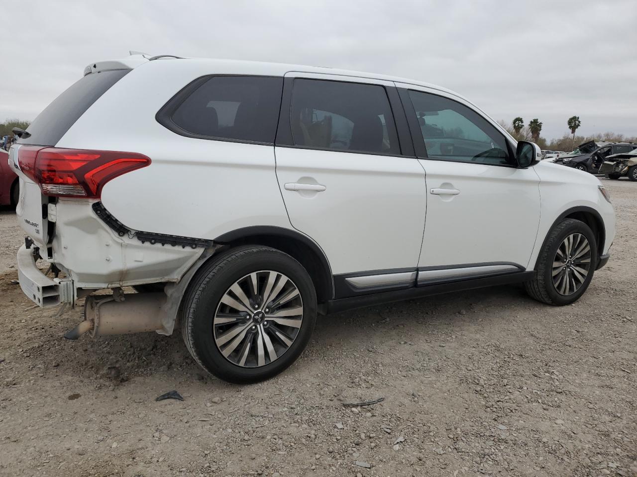 2019 Mitsubishi Outlander - Image 3