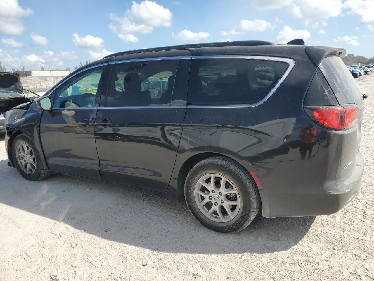 2021 Chrysler Voyager - Image 2