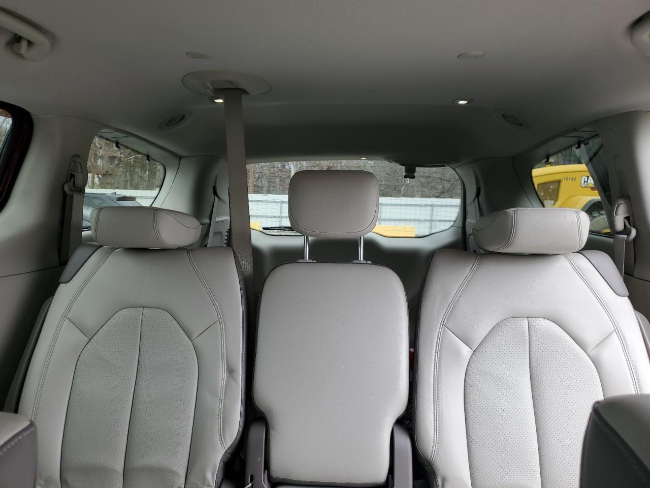 2017 Chrysler Pacifica - Image 10
