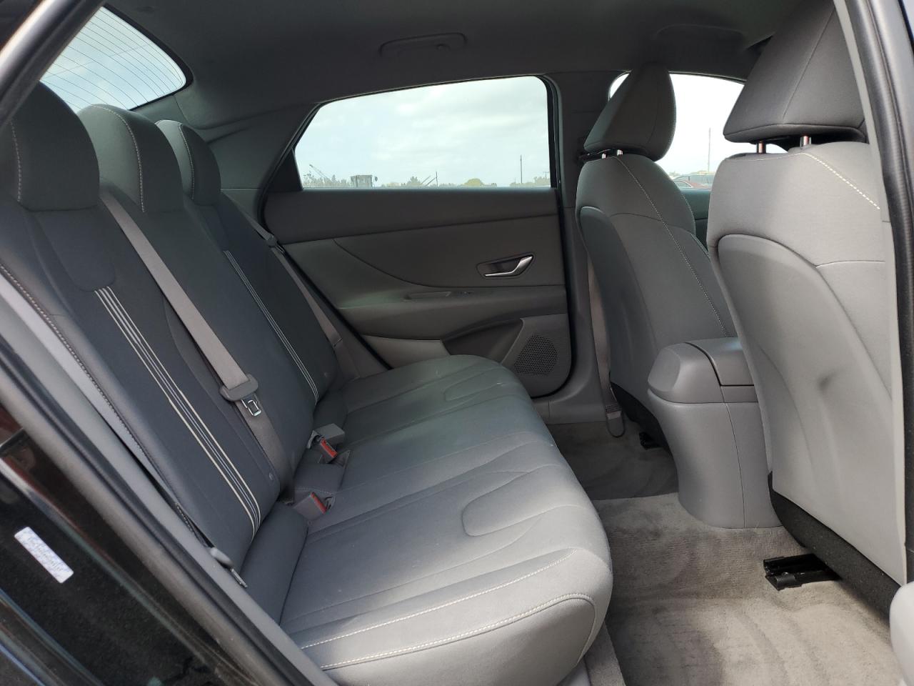 2022 Hyundai Elantra - Image 10