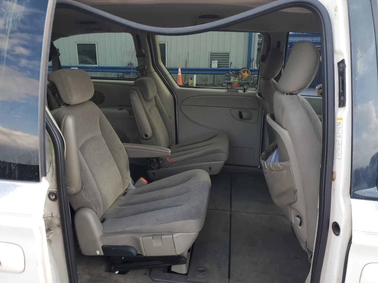 2005 Dodge Caravan - Image 11