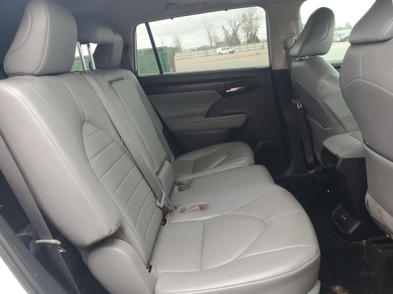 2021 Toyota Highlander - Image 11