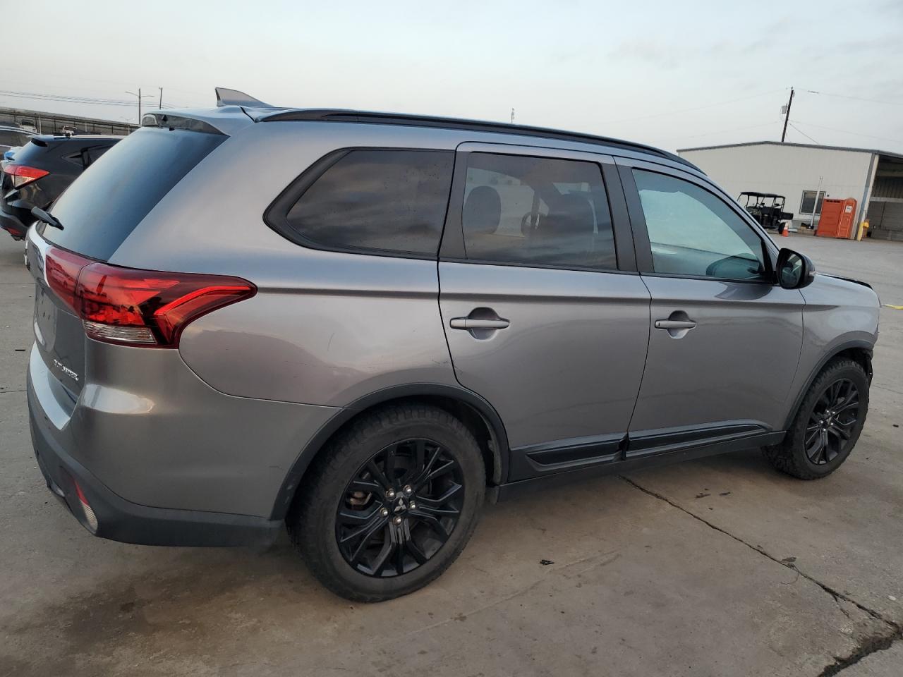 2018 Mitsubishi Outlander - Image 3