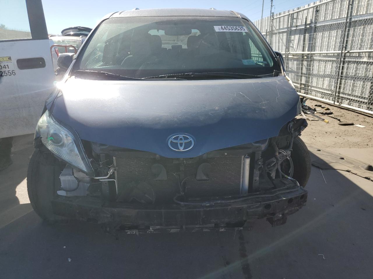 2017 Toyota Sienna - Image 5