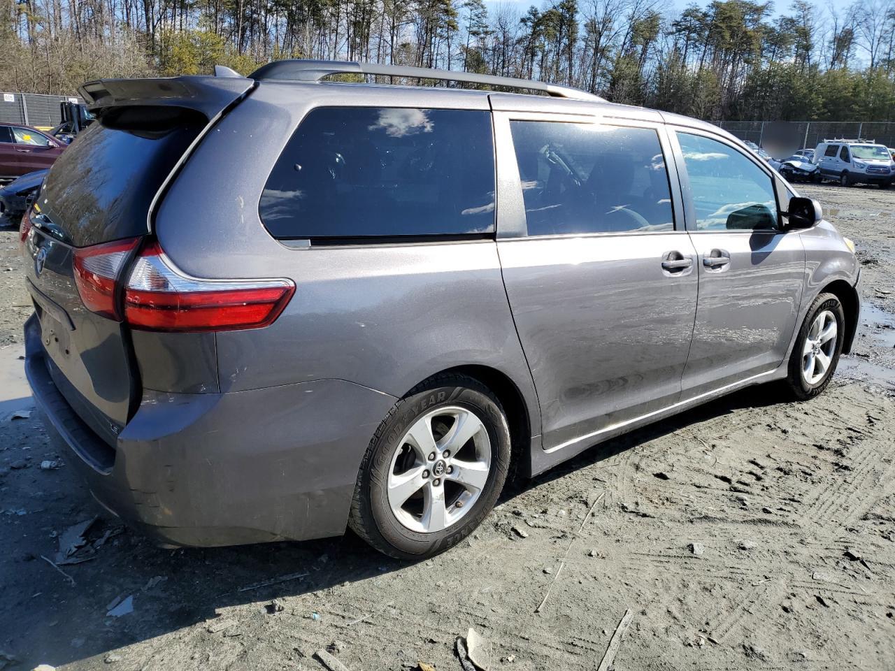 2018 Toyota Sienna - Image 3