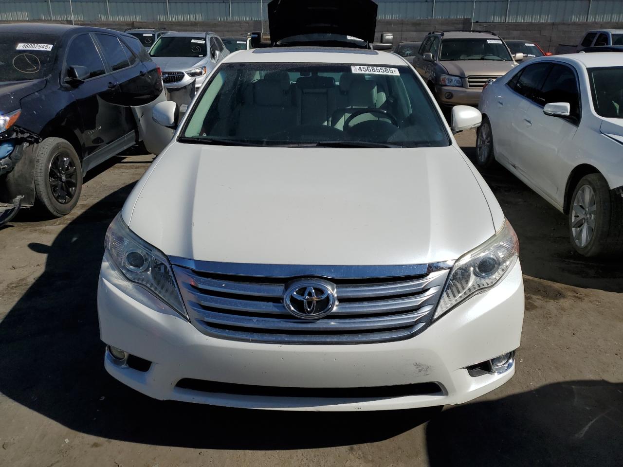 2012 Toyota Avalon - Image 5