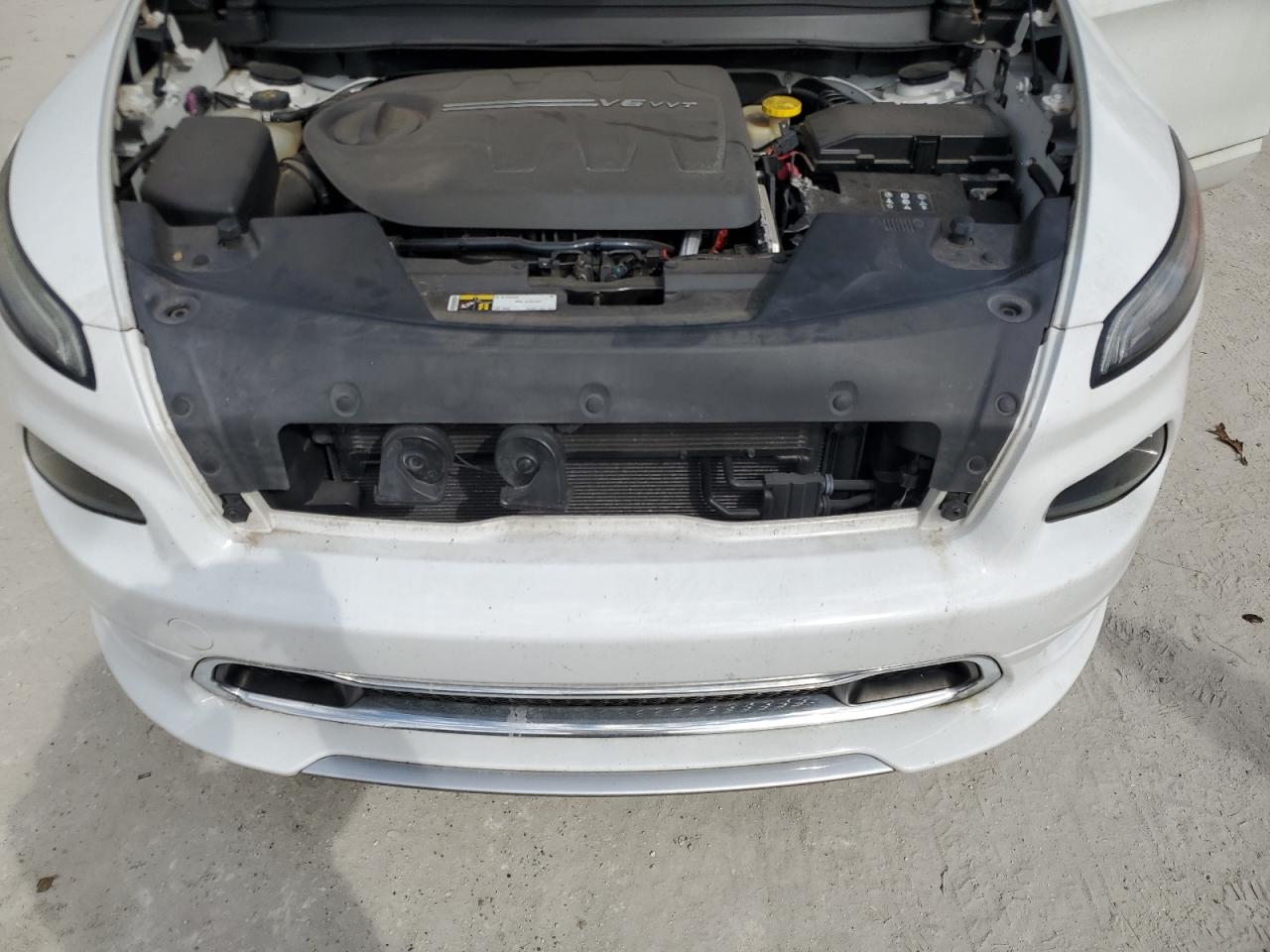 2016 Jeep Cherokee - Image 11