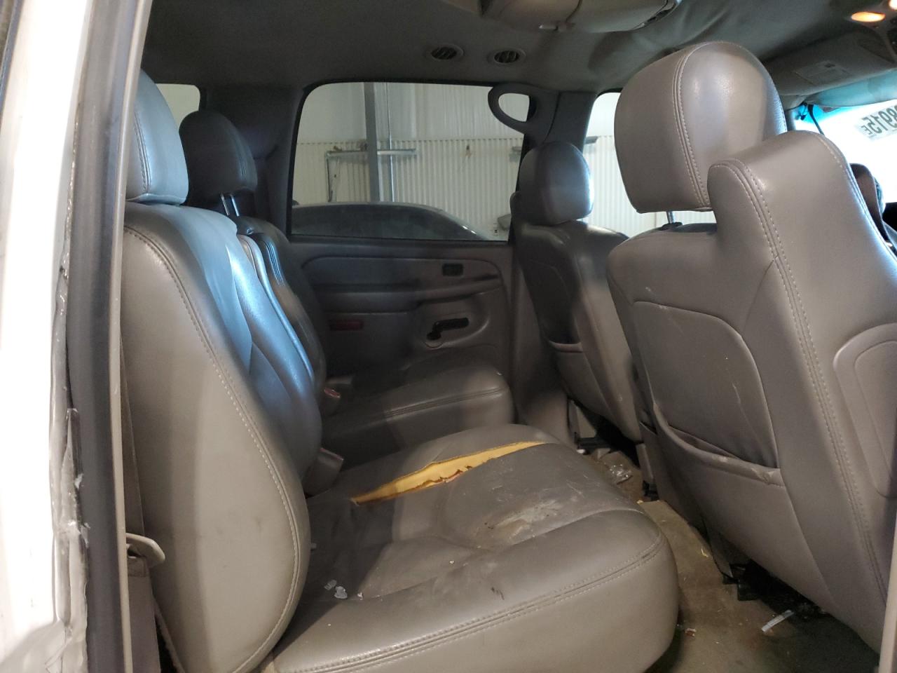 2004 Chevrolet Suburban - Image 11