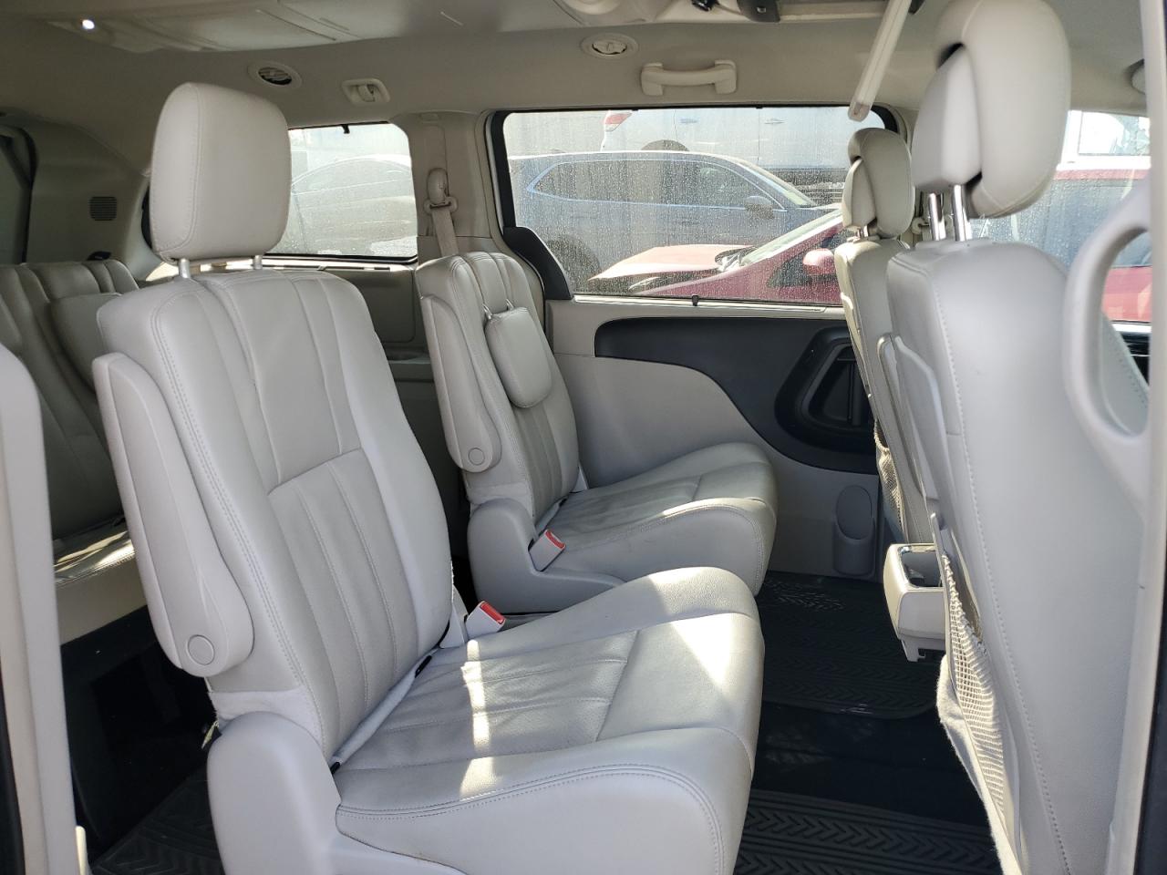 2014 Chrysler Town & Country - Image 11