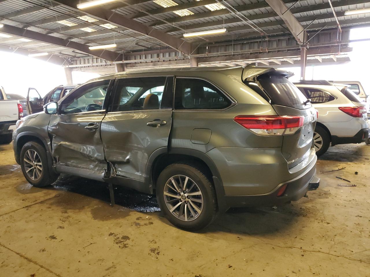 2019 Toyota Highlander - Image 2