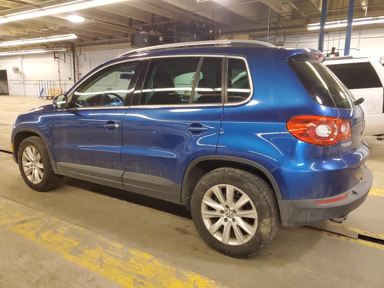 2009 Volkswagen Tiguan - Image 2