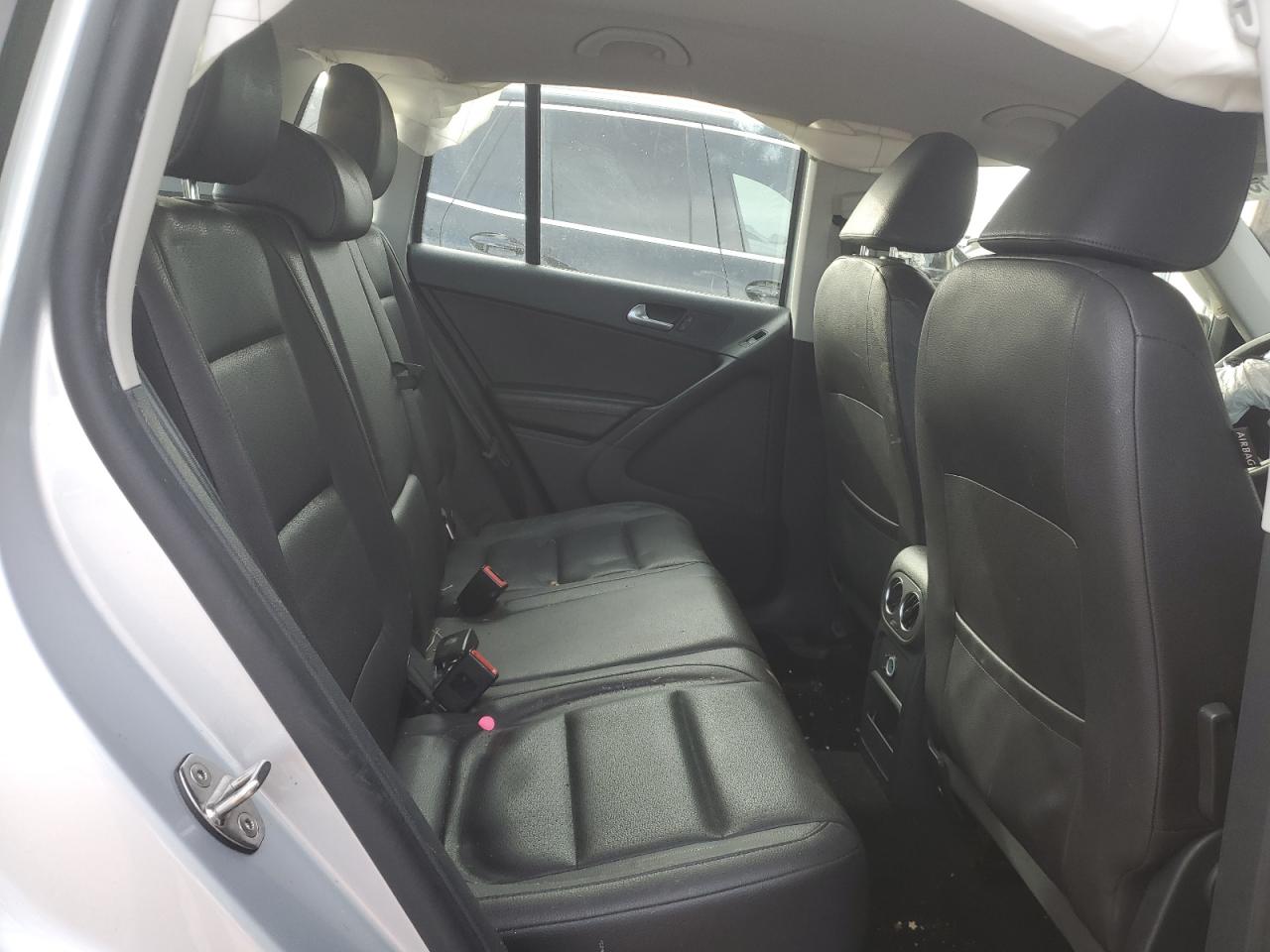 2017 Volkswagen Tiguan - Image 11