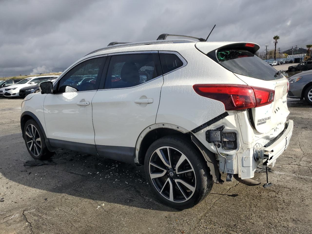 2017 Nissan Rogue - Image 2