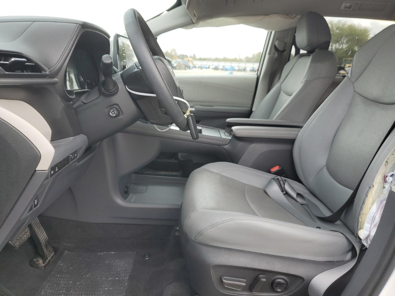 2022 Toyota Sienna - Image 7