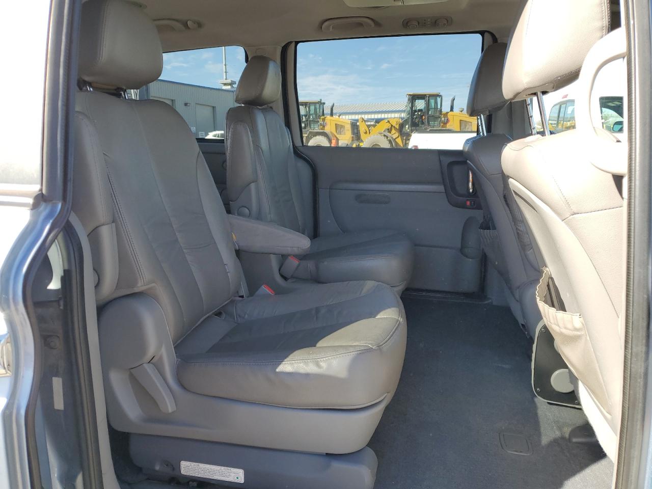 2011 Kia Sedona - Image 11