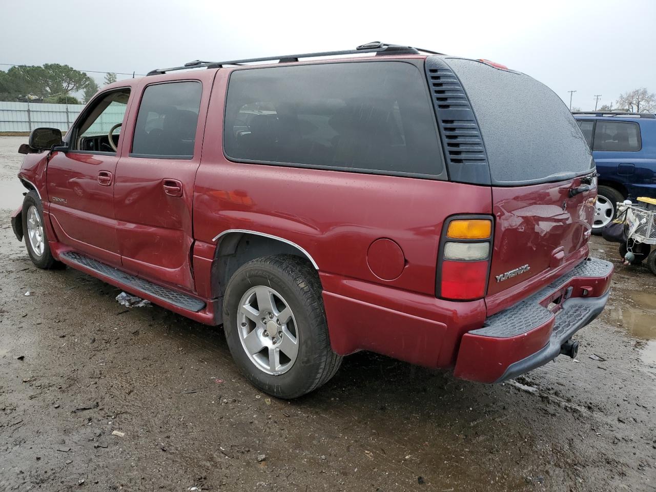 2004 GMC Yukon - Image 2