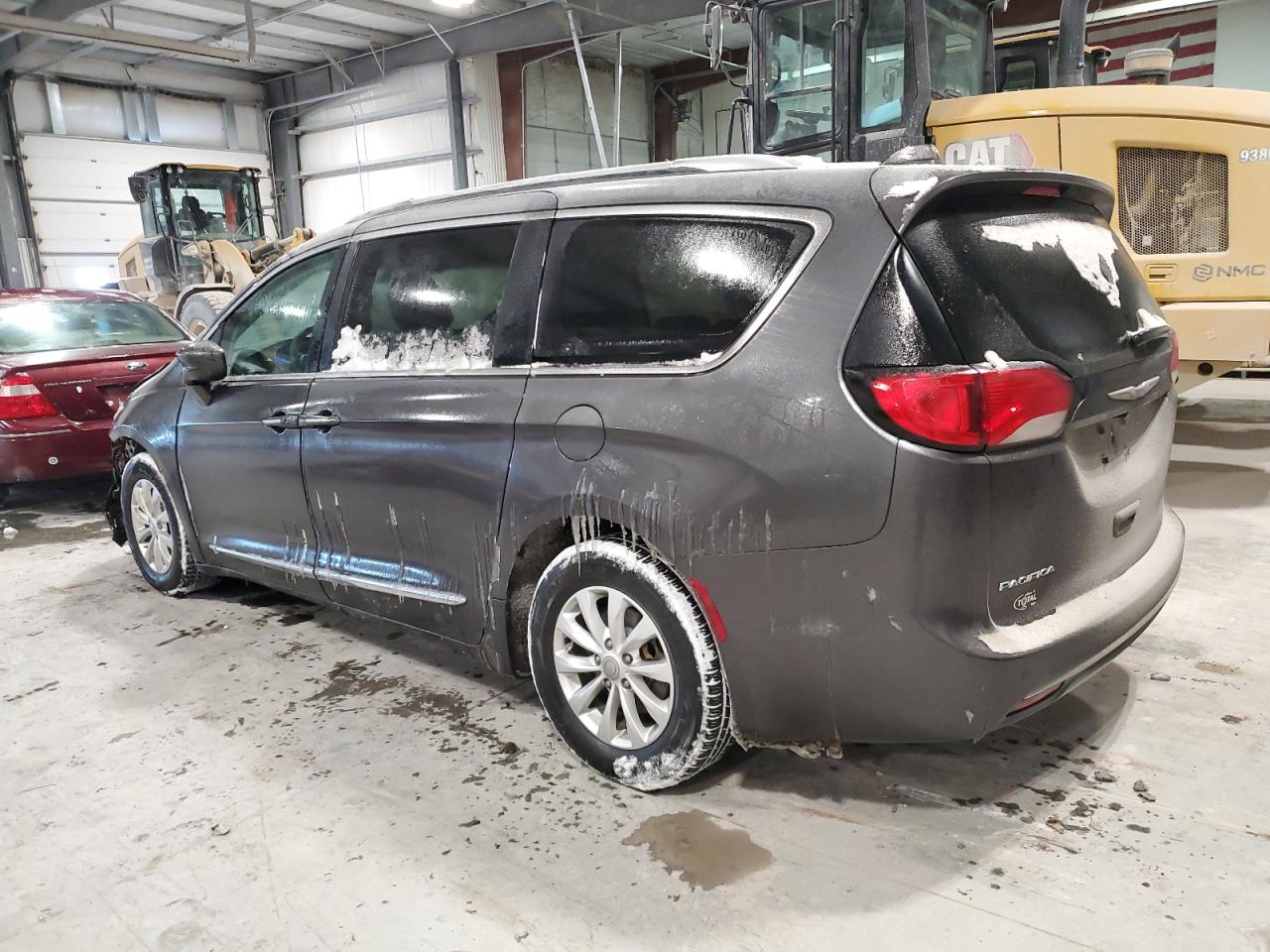 2018 Chrysler Pacifica - Image 2