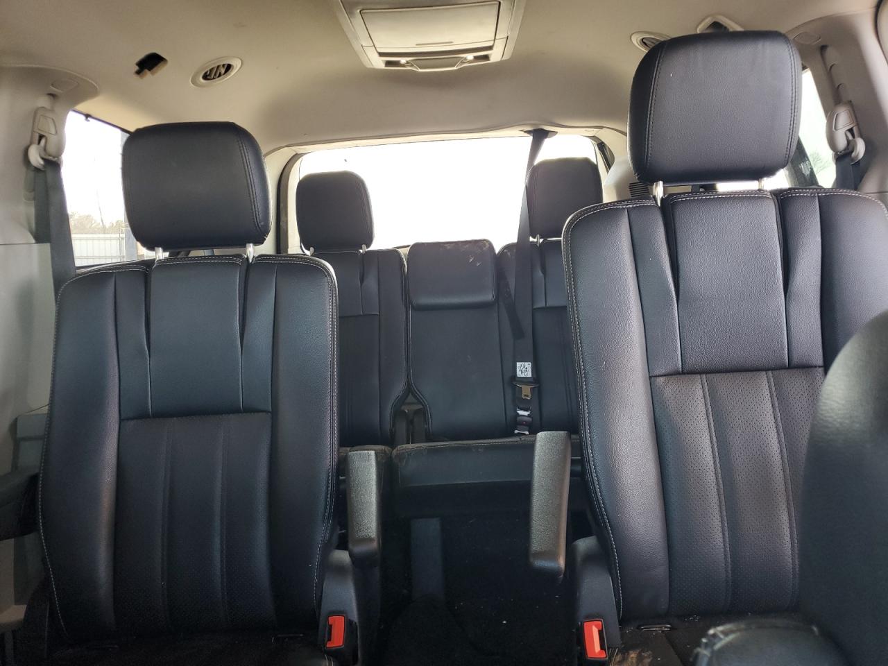 2015 Chrysler Town & Country - Image 10