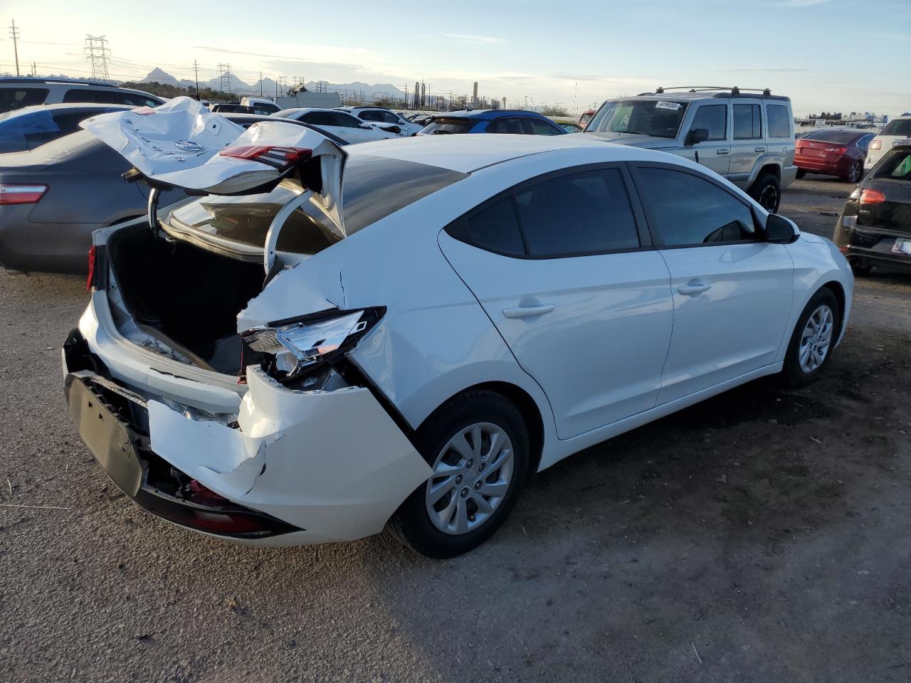 2020 Hyundai Elantra - Image 3