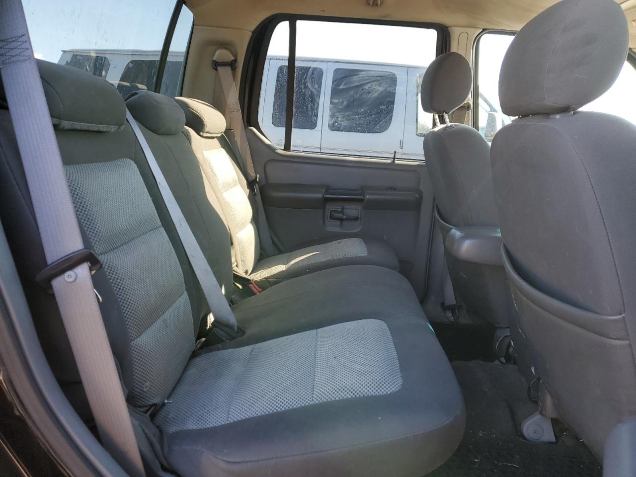2005 Ford Explorer - Image 10