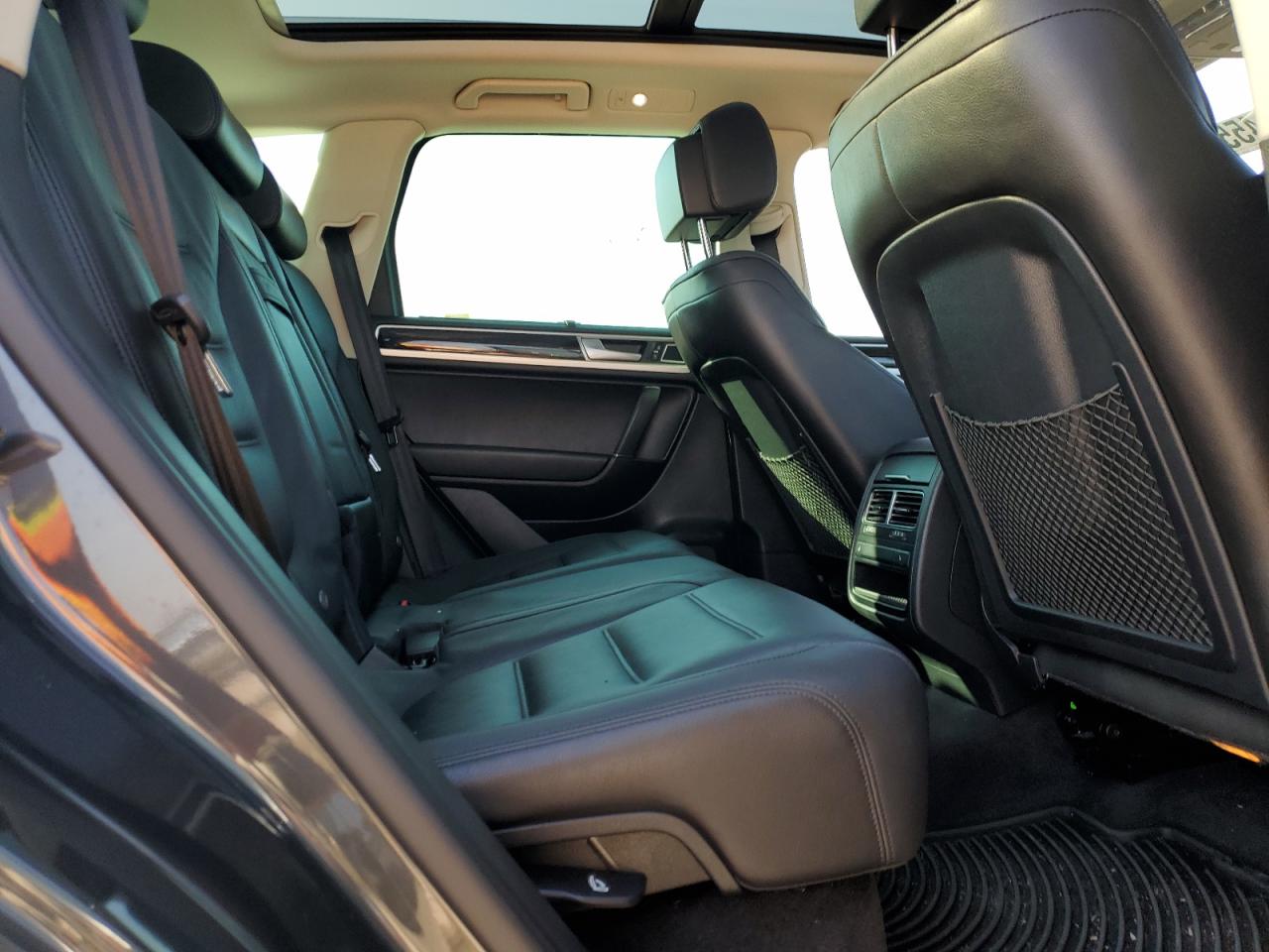 2016 Volkswagen Touareg - Image 11