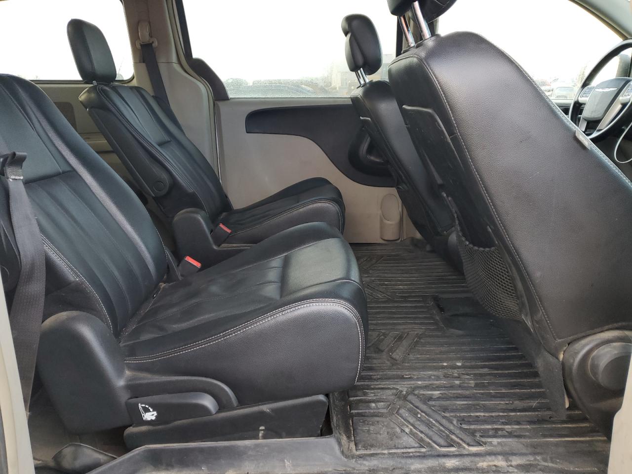 2015 Chrysler Town & Country - Image 11