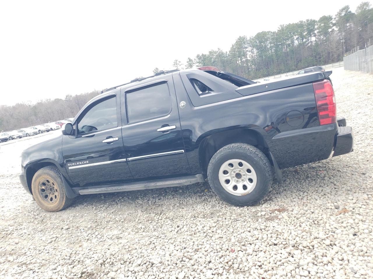 2013 Chevrolet Avalanche - Image 2