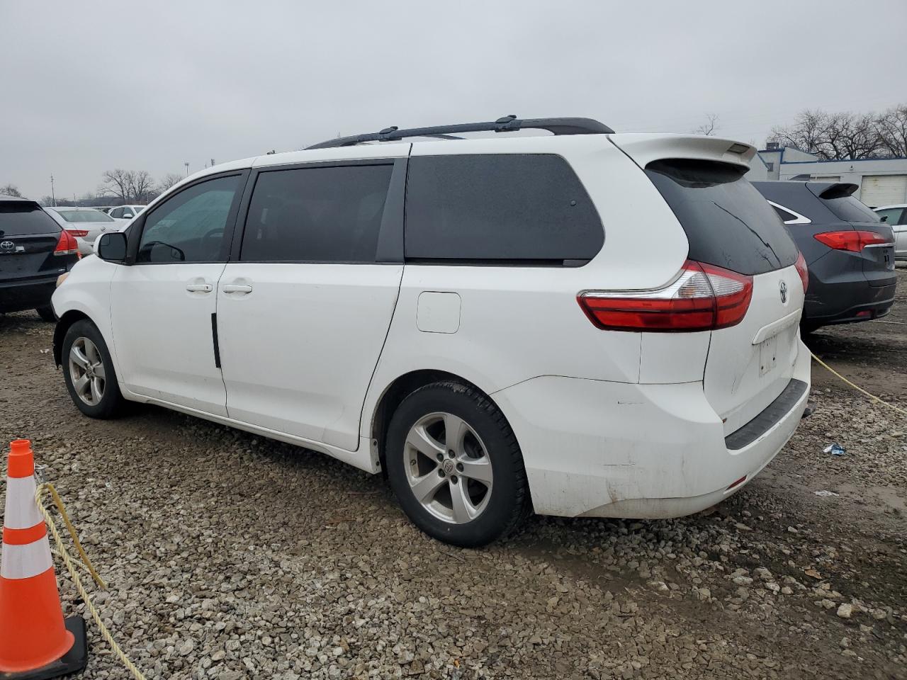 2015 Toyota Sienna - Image 2