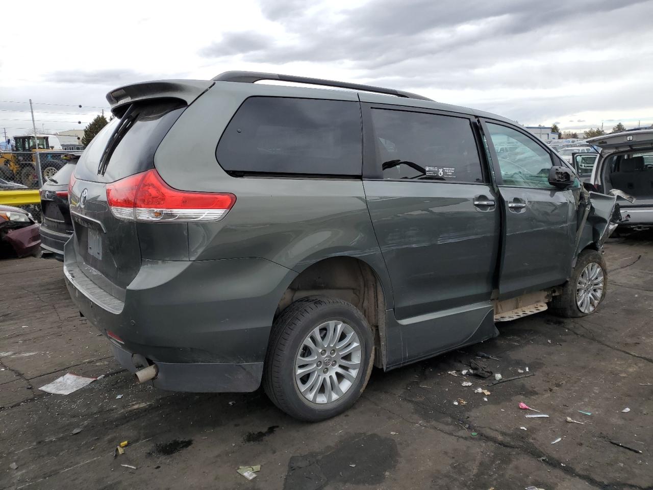 2014 Toyota Sienna - Image 3