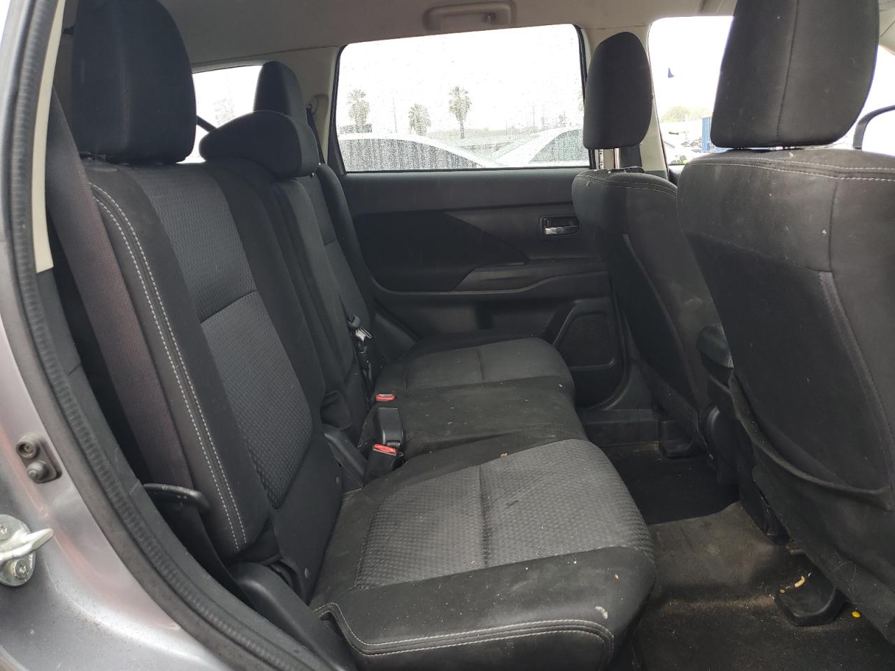 2018 Mitsubishi Outlander - Image 11