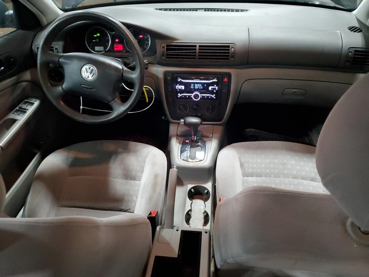 2004 Volkswagen Passat - Image 8