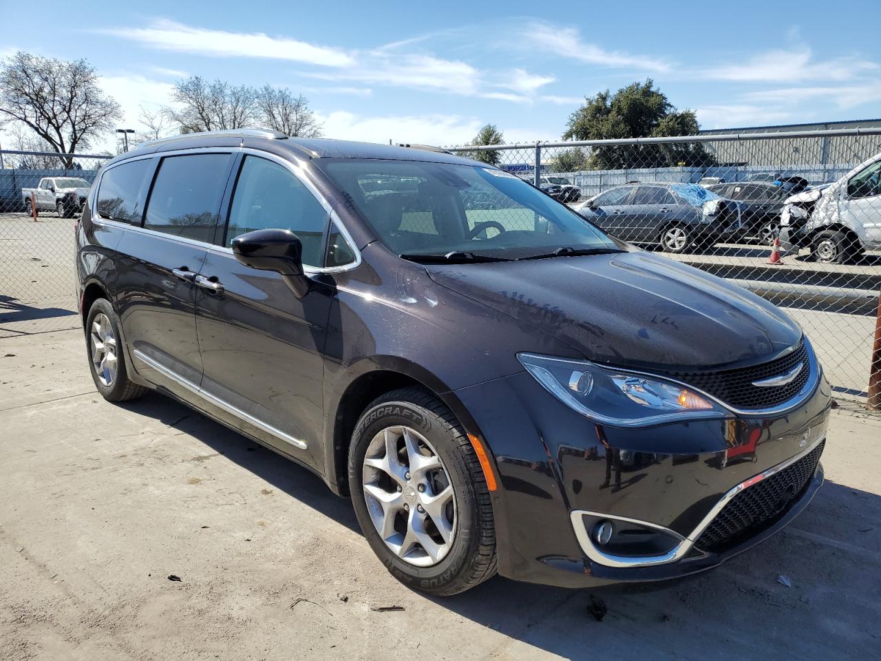 2017 Chrysler Pacifica - Image 4