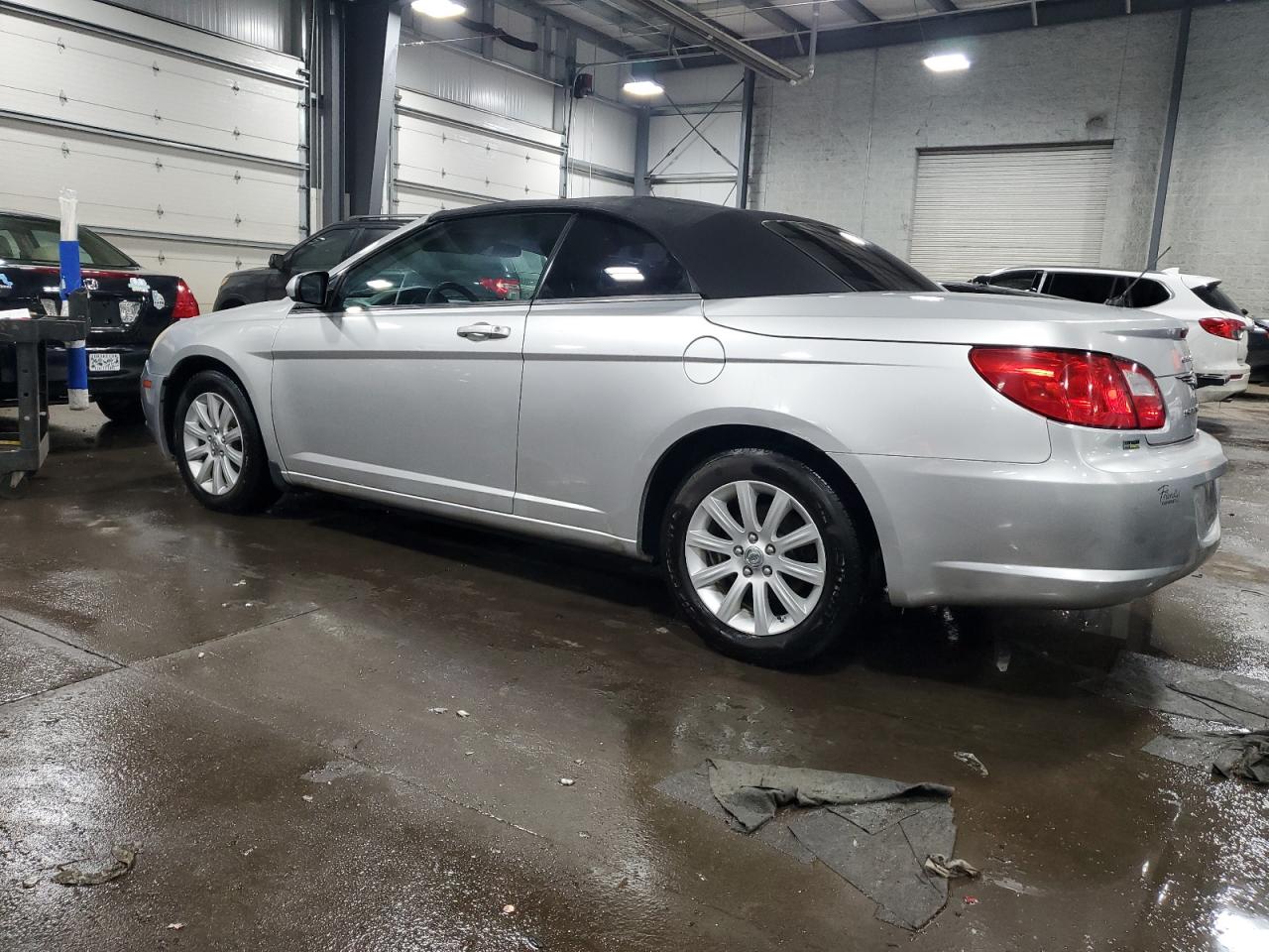 2010 Chrysler Sebring - Image 2