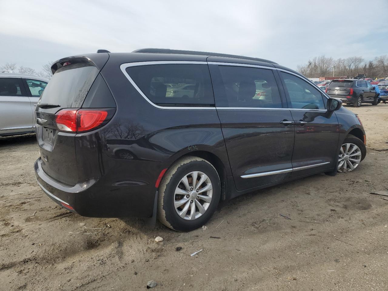 2017 Chrysler Pacifica - Image 3