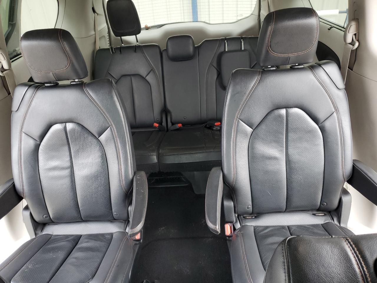2018 Chrysler Pacifica - Image 10
